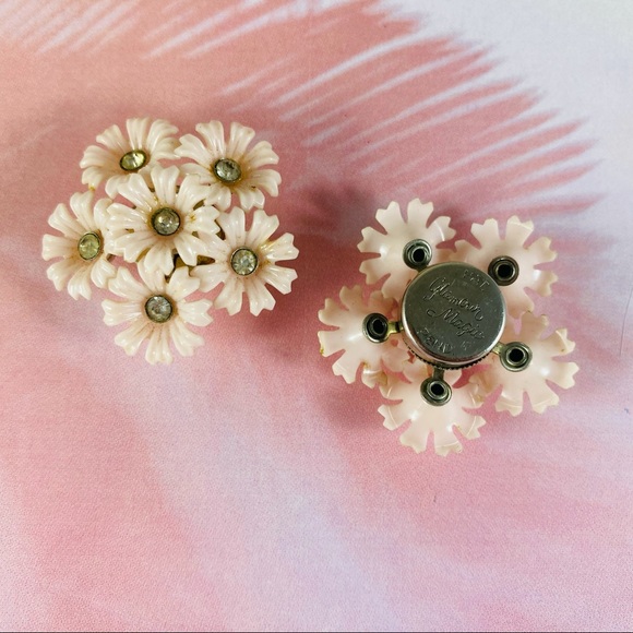 Rare Glamour Magic pale pink plastic rhinestone magnetic flower earrings - Picture 6 of 6